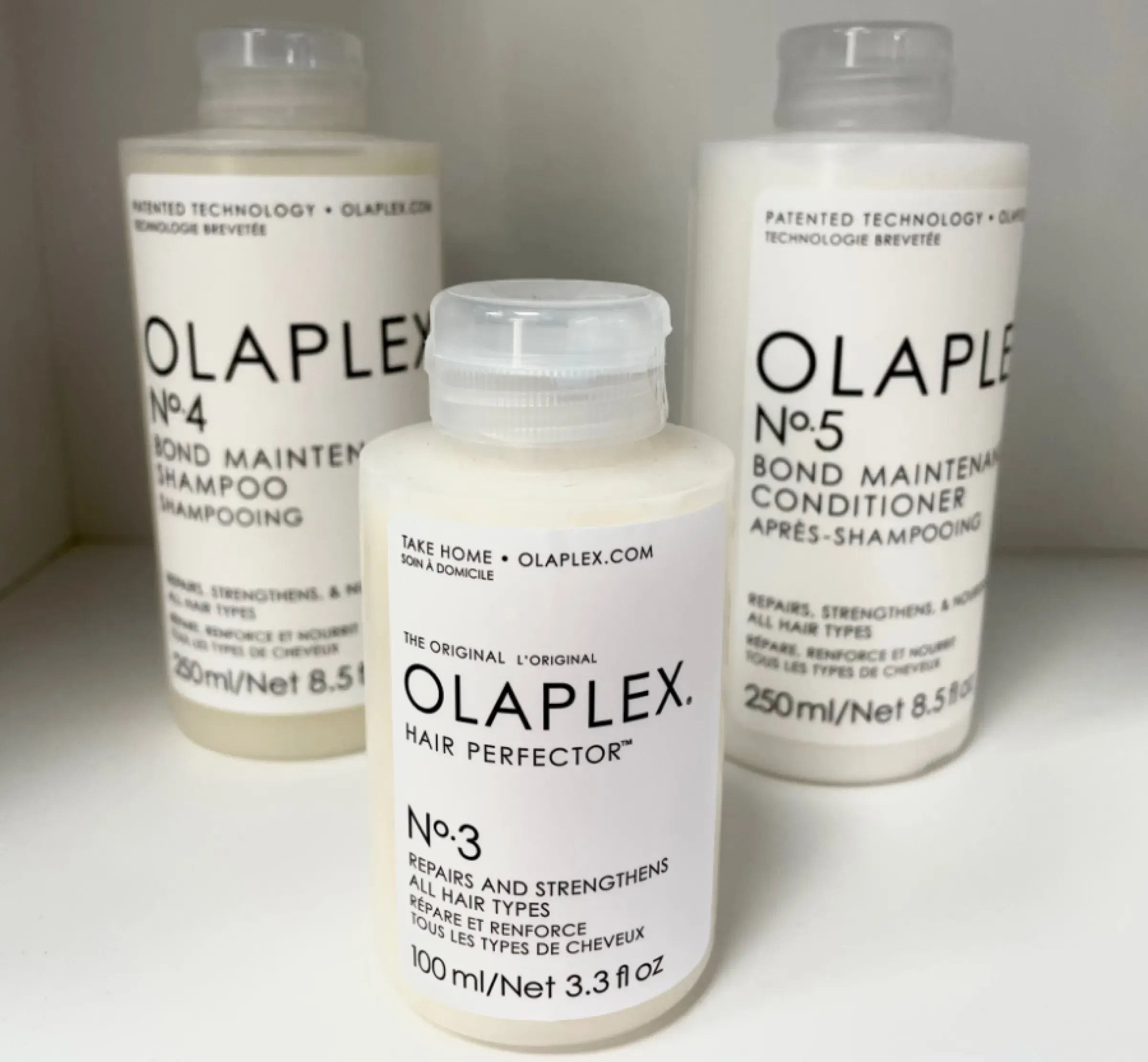 Olaplex-produkter uppställda mot ljus bakgrund