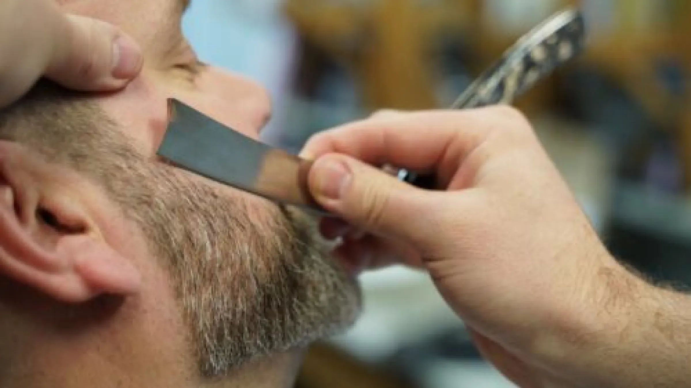 Rakning med kniv hos barberare
