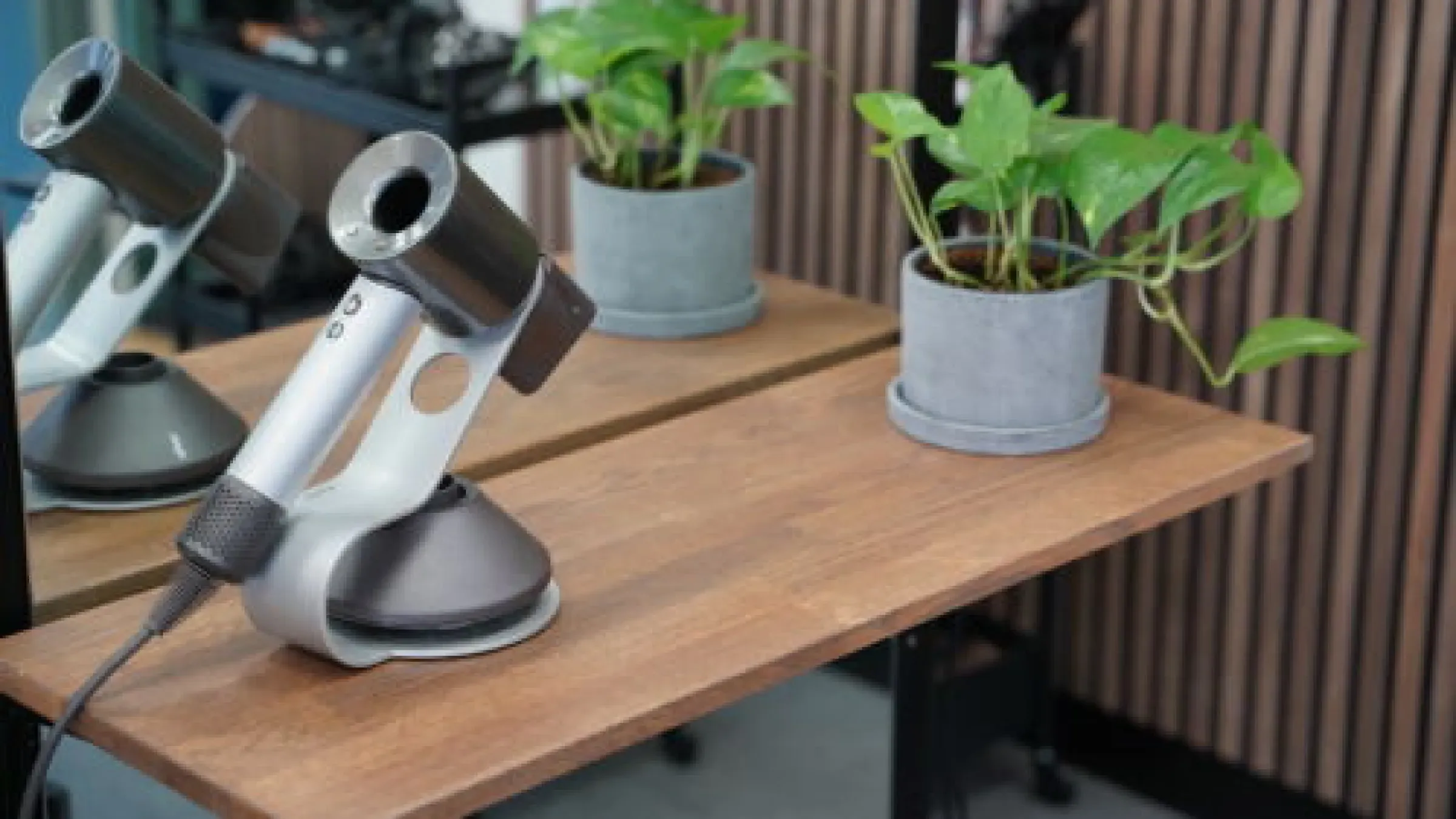 Detalj av den anrika barberarinredningen med arbetsstation och spegel