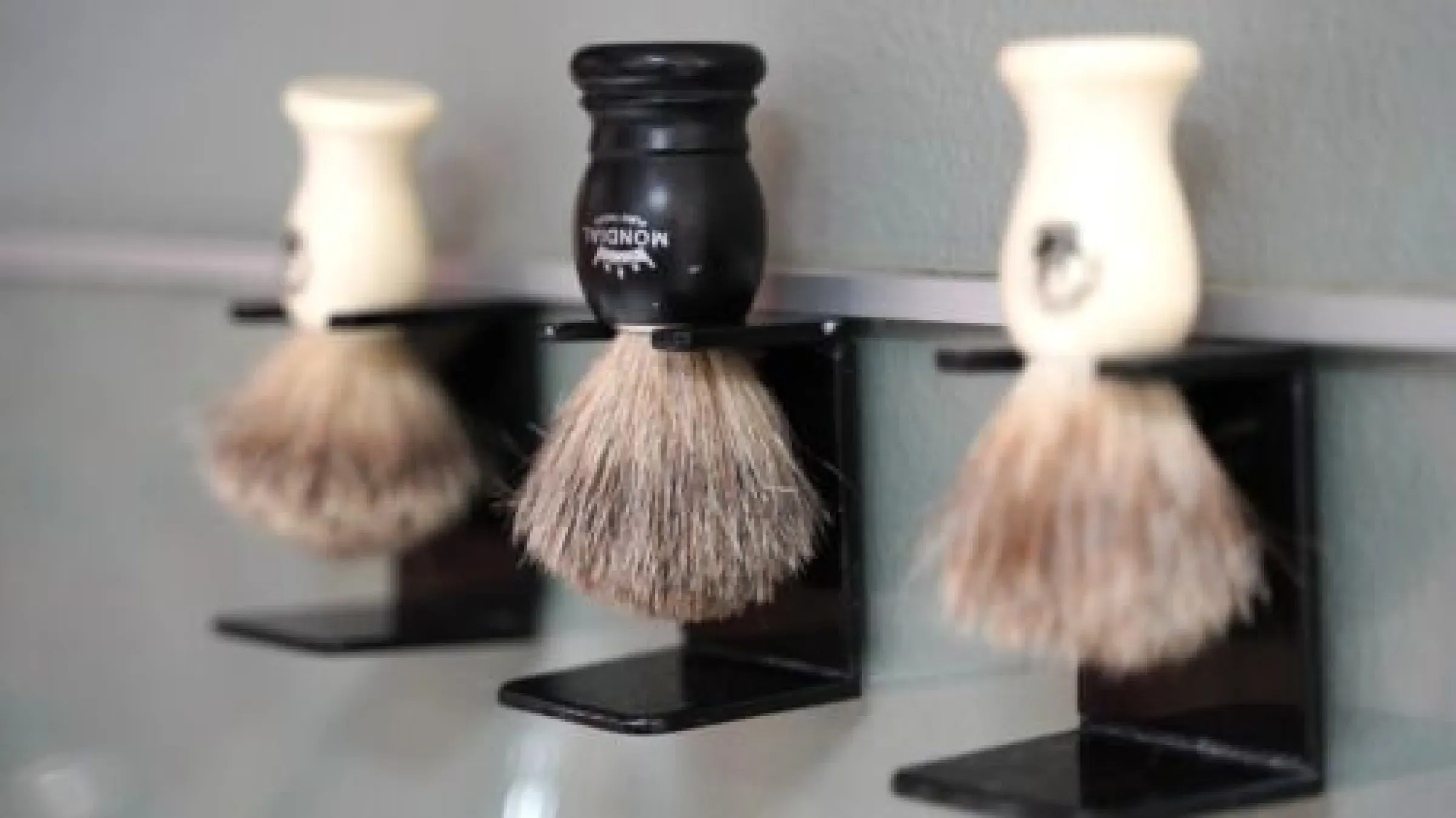 Borstar för skägg- och hårvård hos barberaren