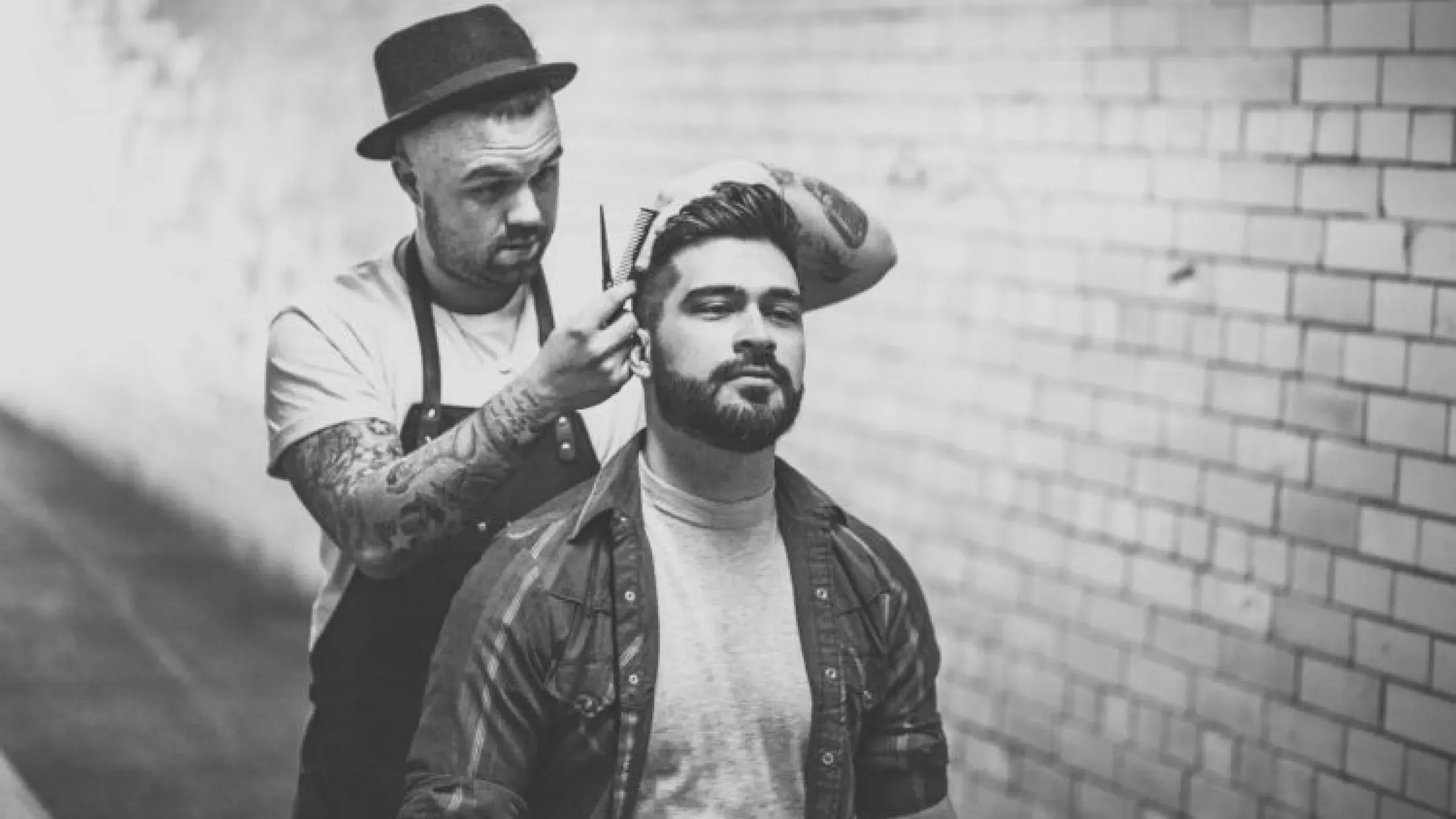 Man med fade-klippning hos frisör i Uppsala