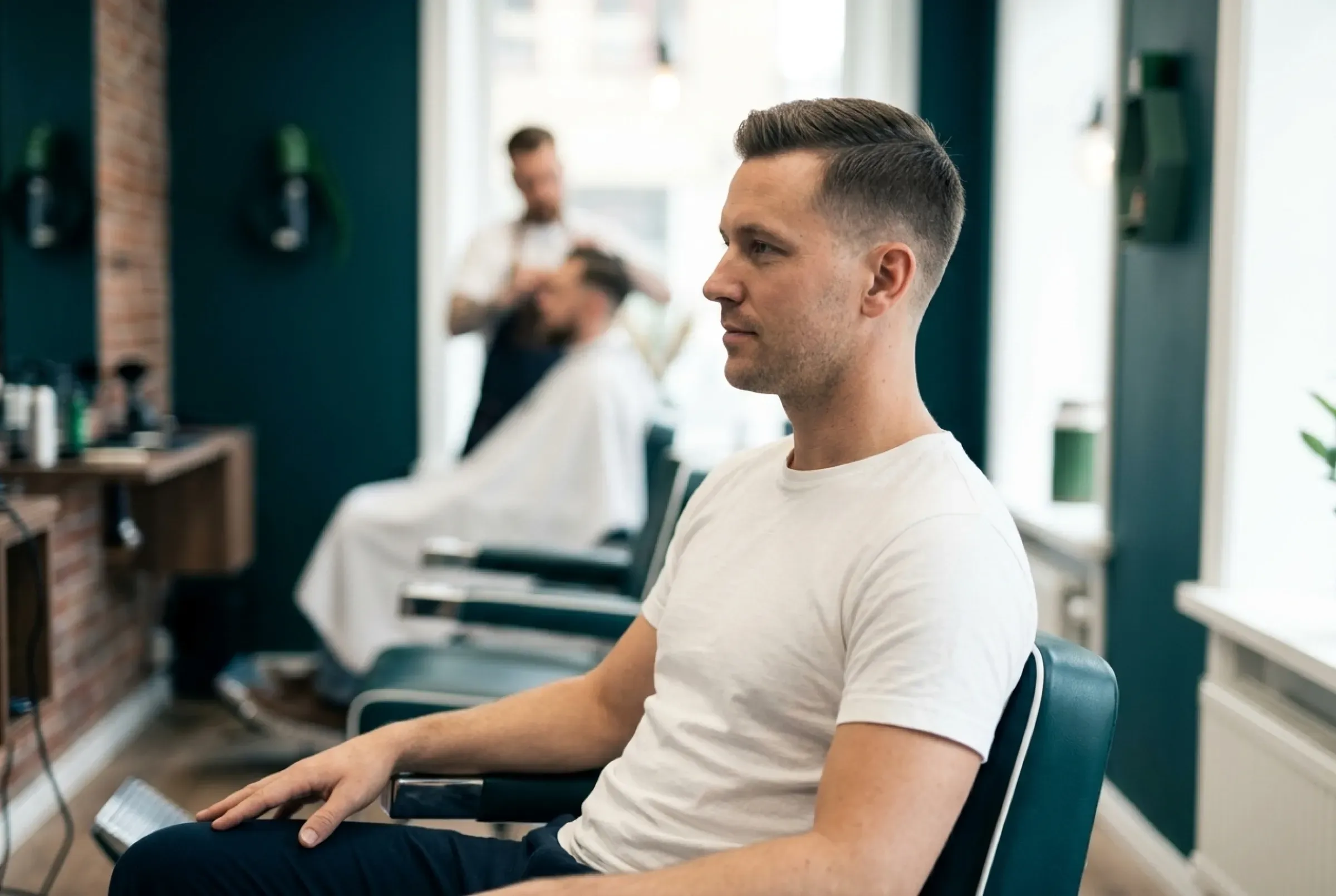 Kille med kort klippning hos barberare i Uppsala