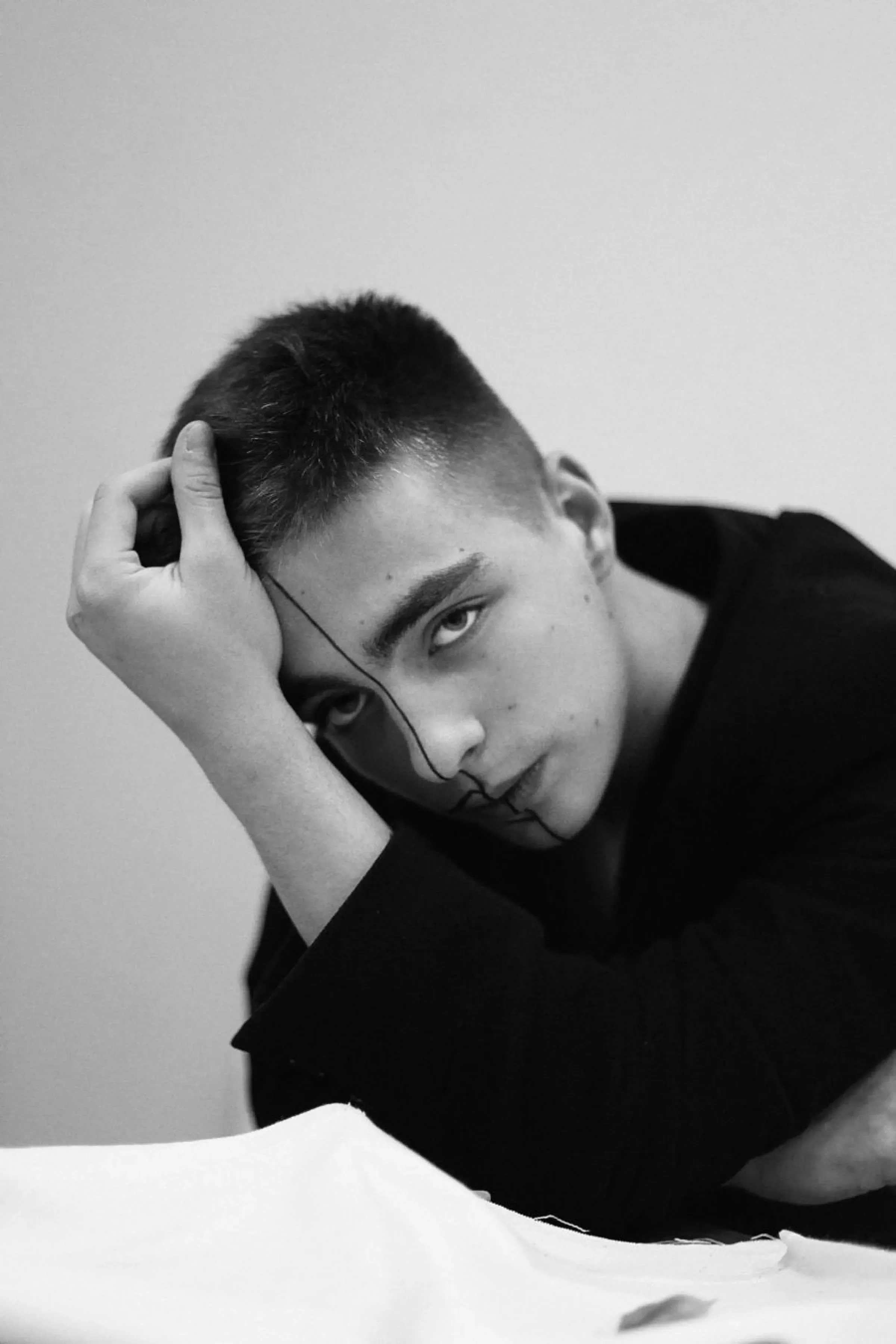 Kille med skin fade-frisyr