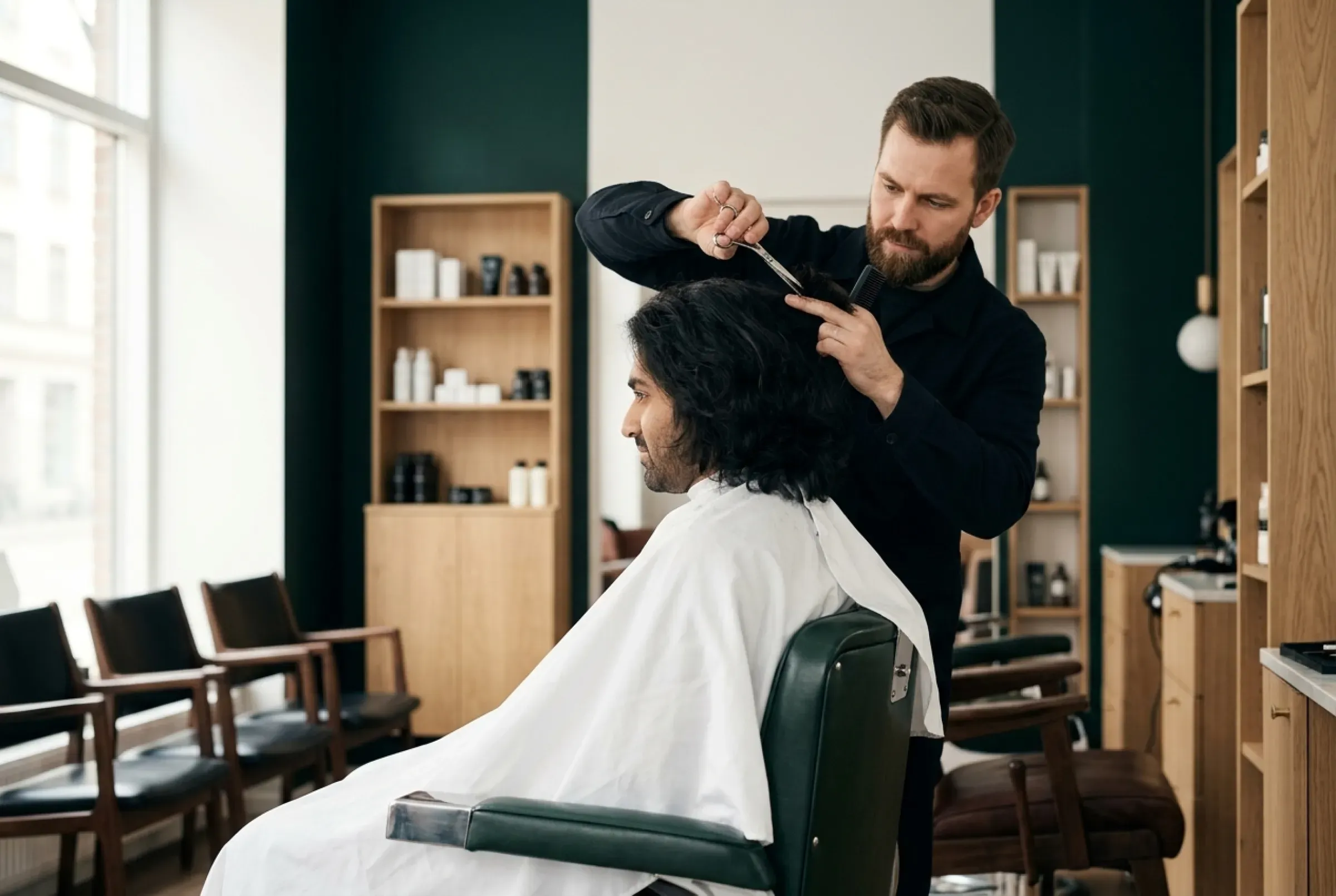 Man med mycket hår som får en ny frisyr hos barberare