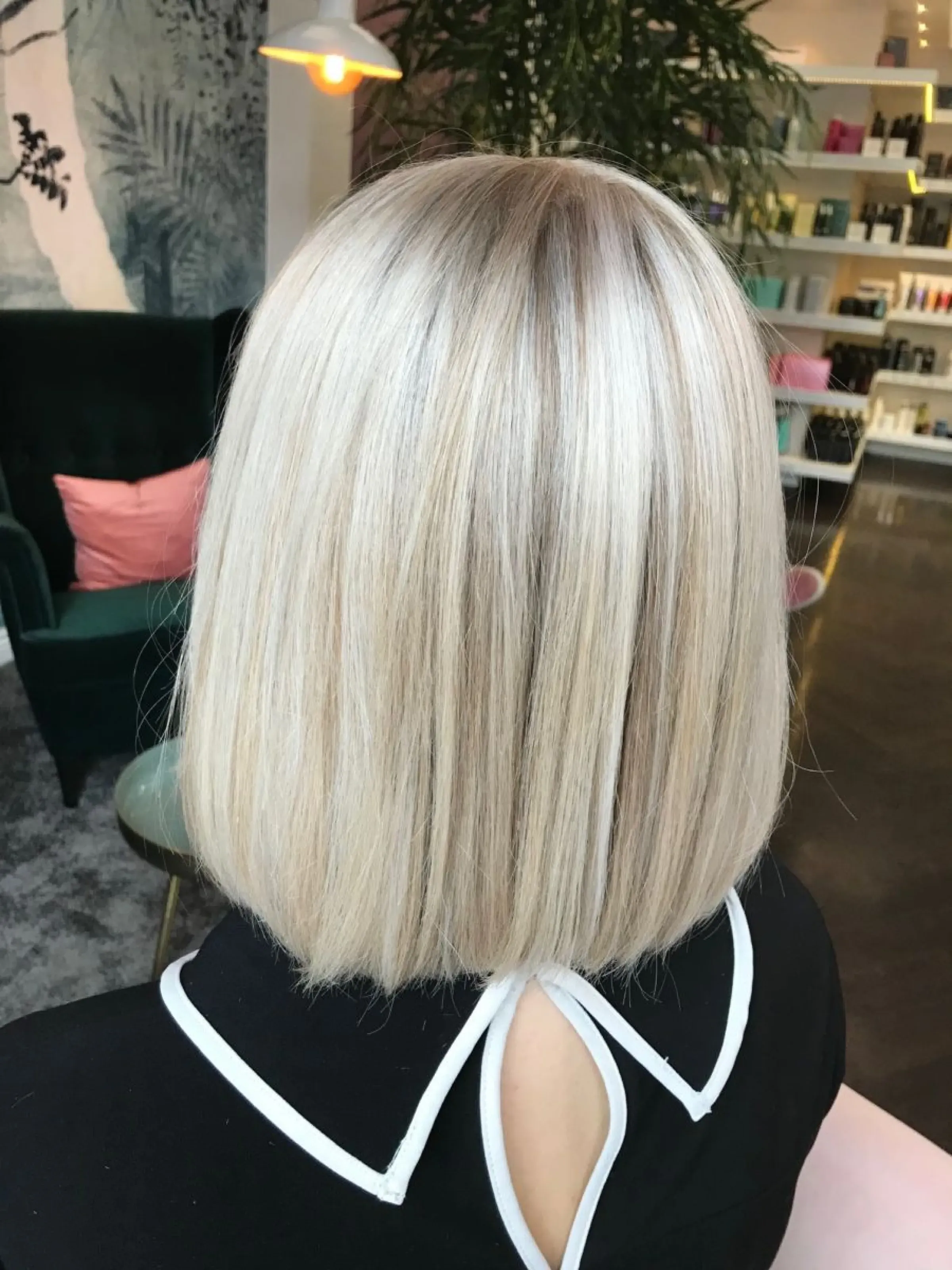 Bild 1 – blond, Sia-inspirerad pagefrisyr efter behandling