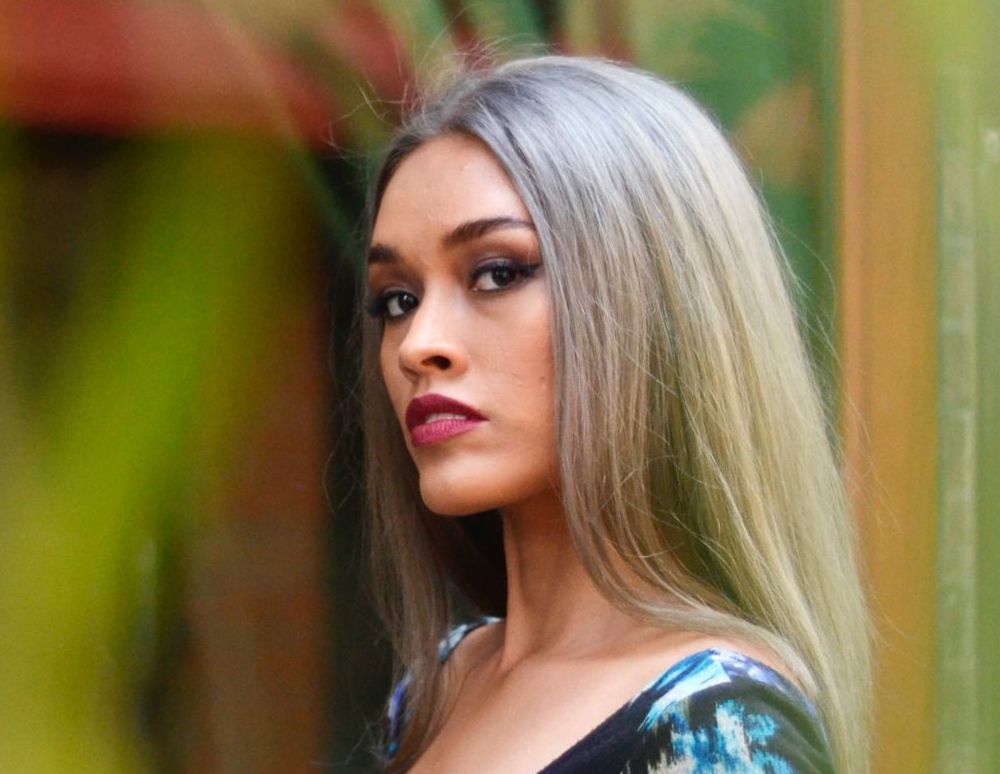 kvinna-med-fargat-gratt-har